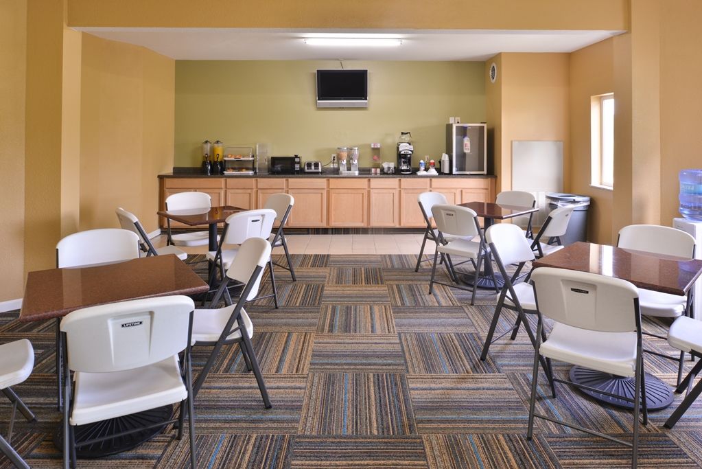 Baymont By Wyndham Kingdom City Restaurant bilde
